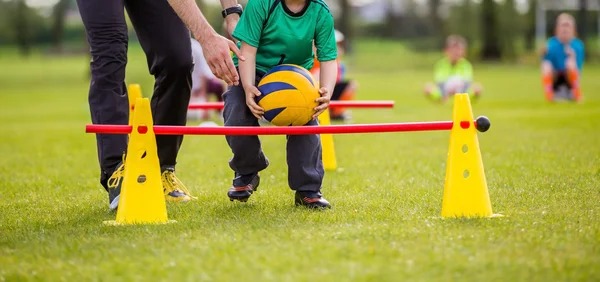 宝刀未老！53岁齐达内再现马赛回旋，戏耍大美女后轻盈破门